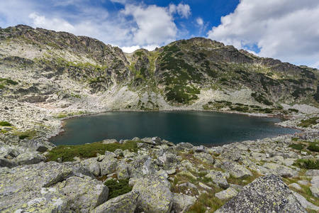 保加利亚里拉山青山和穆桑森斯基湖景观