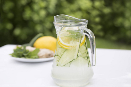 新鲜凉爽的柠檬黄瓜薄荷注入水,鸡尾酒,排毒饮料,柠檬水在一个玻璃瓶