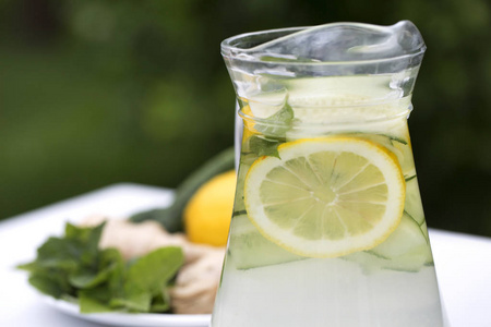 新鲜凉爽的柠檬黄瓜薄荷注入水,鸡尾酒,排毒饮料,柠檬水在一个玻璃瓶