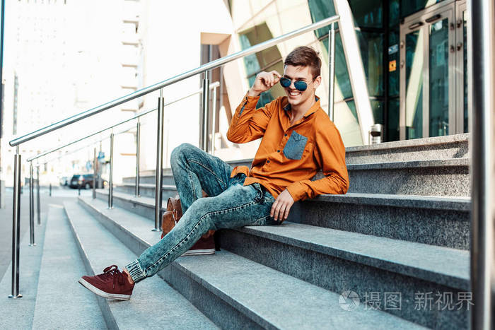 华沙街头穿着时髦的年轻人市中心的那个人旅行欧洲城市带公文包的人一