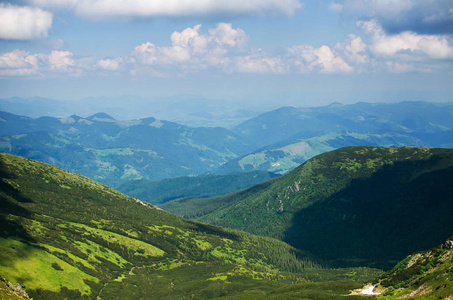 夏日乌克兰喀尔巴阡山脉的景观图片