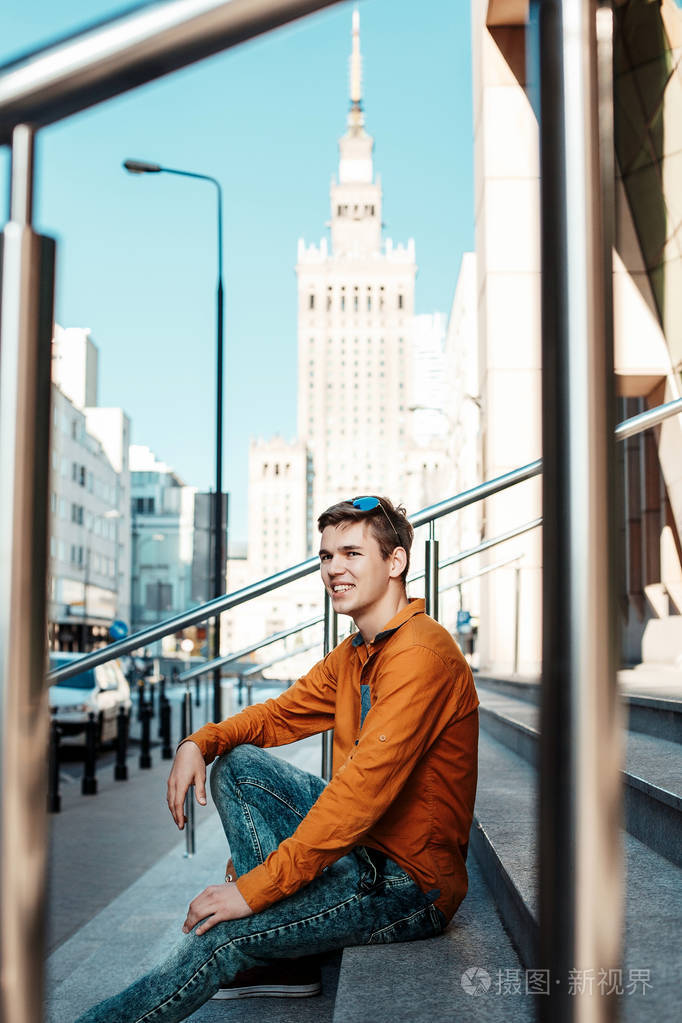 去欧洲城市旅行. 带公文包的人. 一个有红色螺丝的年轻人.