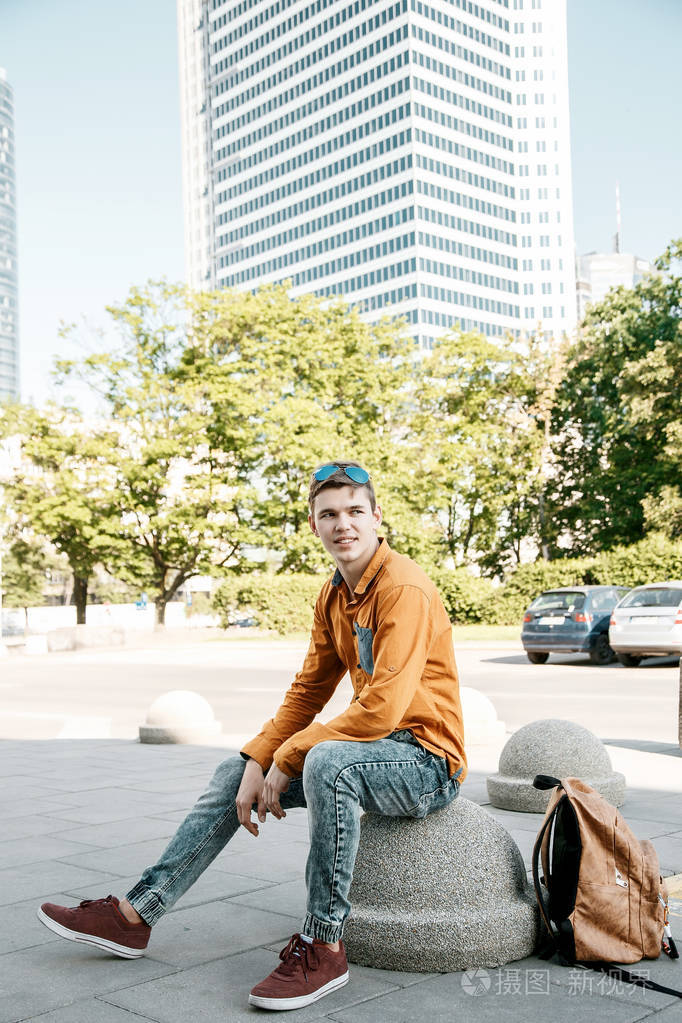 去欧洲城市旅行. 带公文包的人. 一个有红色螺丝的年轻人.