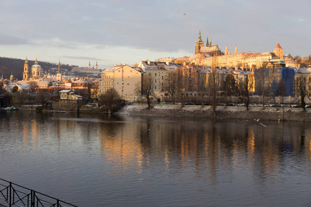 阳光明媚的清晨，布拉格小镇，伏尔塔瓦河上方有哥特式城堡，捷克共和国
