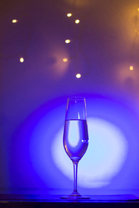 香槟起泡葡萄酒杯波塞科卡瓦在迪斯科派对酒吧婚礼期间，在伊比萨西班牙，后面后面。