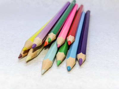 许多彩色铅笔等待使用