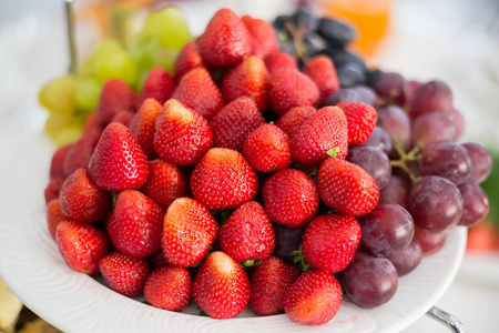 盘子里有草莓和葡萄