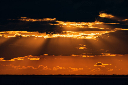 最后一缕夕阳用黄色和橙色描绘了天空。 美丽的日落在奥布海上空。 俄罗斯西伯利亚新西伯利亚地区。
