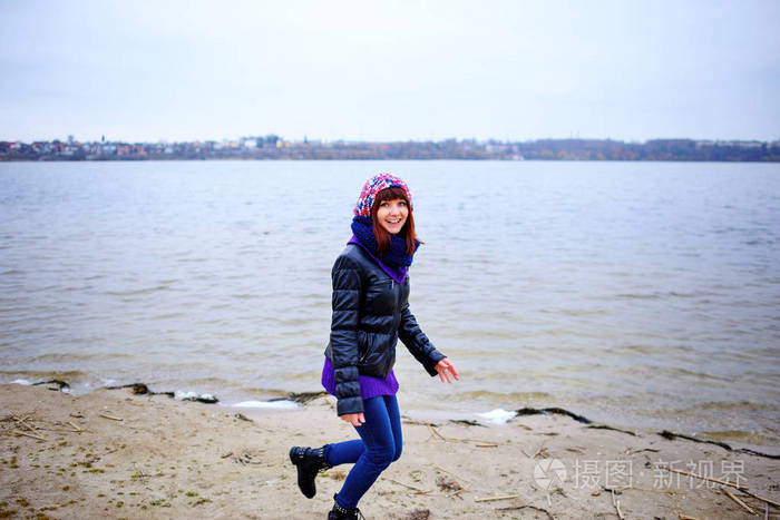 年轻的白种人苗条女人的生活方式肖像凌乱的长发穿着黑色牛仔裤和红色