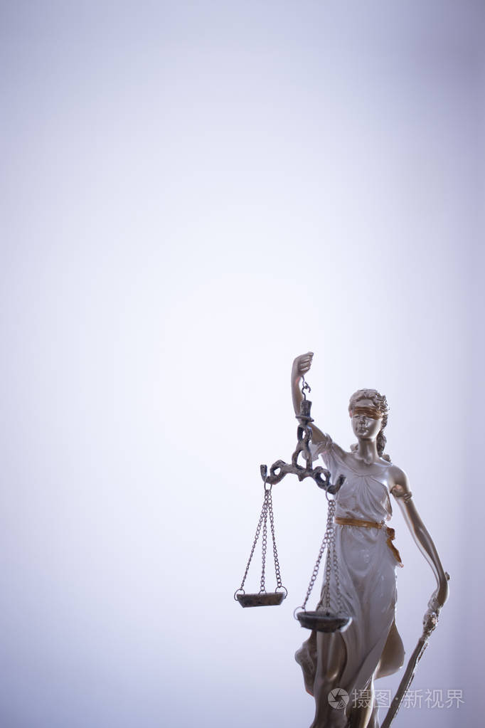 法律办公室法律司法雕像的盲人女神,他们的天平在律师办公室.