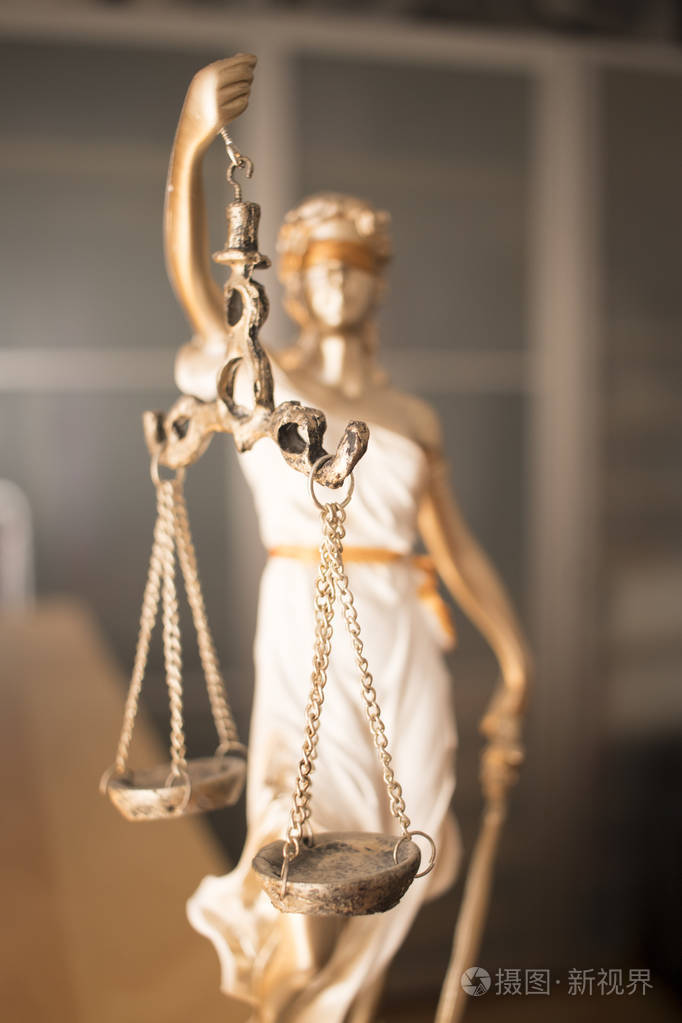 法律办公室法律司法雕像的盲人女神,他们的天平在律师办公室.