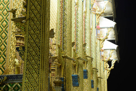 泰国寺庙由泰国图案装饰，金色装饰。