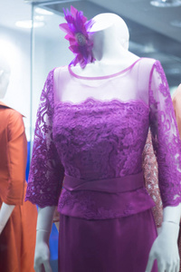 婚纱店假女客模特在百货公司用彩色正式长派对礼服。