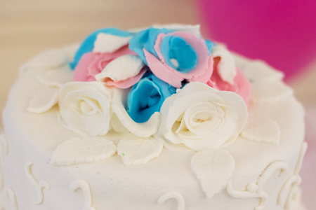 婚礼用玫瑰装饰的蛋糕