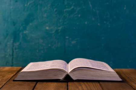 在旧桌子上打开圣经. 美丽的背景宗教概念.照片