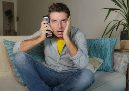 一个年轻迷人惊讶震惊的男人,穿着休闲装,嘴巴张开,难以置信,惊讶地在