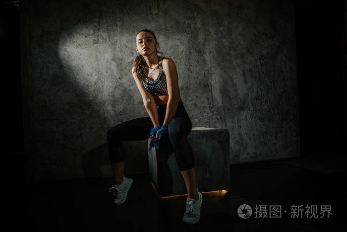年轻漂亮的拳击手在黑暗的健身房里照片-正版商用图片1266n3-摄图新