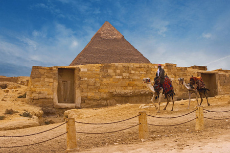 撒哈拉沙漠中的吉萨高原。 开罗的大金字塔
