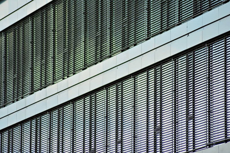 用钢和玻璃制成的现代办公楼墙图片