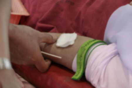 模糊焦点献血者捐赠与一个弹力球在手。