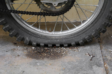 车爆胎将旧的,有裂纹的摩托车车轮爆胎合上照片