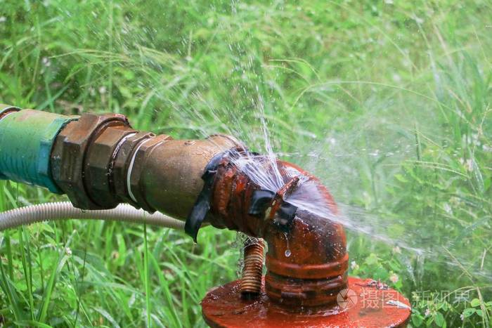 水管主管道和漏水旧自来水管钢生锈在草地上
