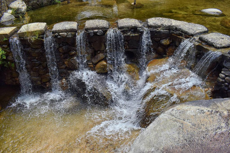 墨西哥的鹅卵石从乡村小村公路到埃尔登的丛林河流和瀑布景观,由