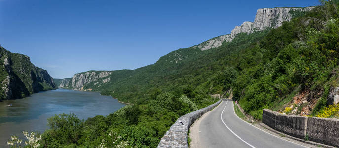 罗马尼亚和塞尔维亚之间的多瑙河边界。 多瑙河峡谷的景观。塞尔维亚和罗马尼亚之间多瑙河峡谷最狭窄的部分，也称为铁门。