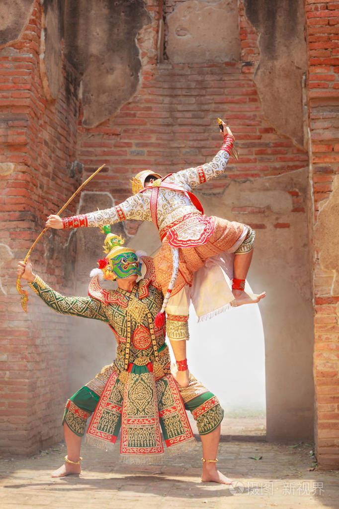 哈努曼(猴神)在khon或传统的泰国哑剧中与totsakan