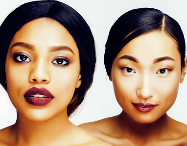 泛亚洲种族三个不同的国家女人︰ 亚洲,非洲裔美国人,一起上白色背景