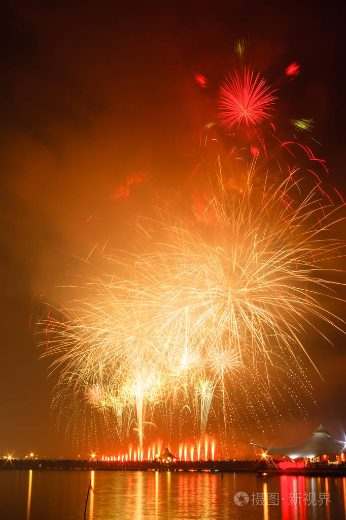 壮观的烟花表演在一个新年庆祝活动,在泻湖海滩,安科,北雅加达,印度尼