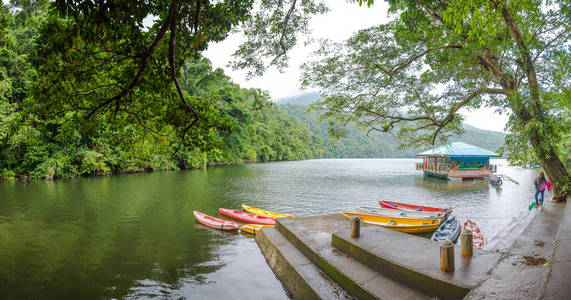 宁静的釜山湖在索索贡菲律宾。