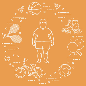 胖男孩羽毛球拍和羽毛球，足球和篮球球拍和乒乓球，儿童自行车滚轮。 从童年开始的运动和健康的生活方式。