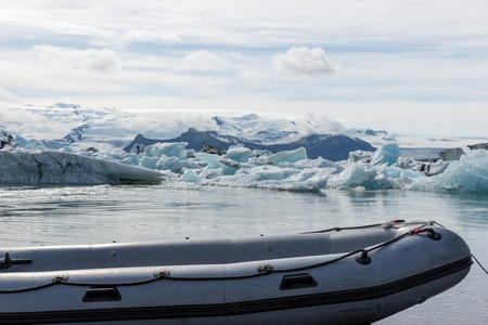 冰岛冰川泻湖上的摩托艇
