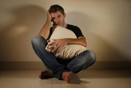 独自哭泣,独自坐在阴凉而戏剧化的工作室里,灯光看上去悲伤,抱着枕头