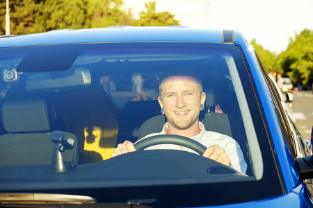 微笑的人在车辆上满意的新购买的汽车. 肖像特写背景照片