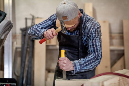 把有经验的木匠关在工作服里,把小木匠关在木工车间里,用凿子把桌子上
