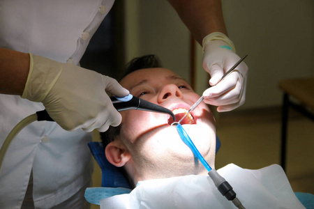 用于冲洗牙齿的牙科工具. 牙齿清洁牙齿卫生.