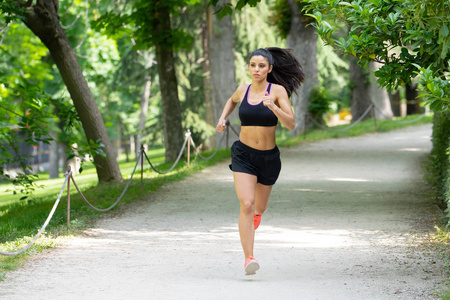 一个年轻的白种女人的手在健身房的特写使用一个运动手表, 一个黑色的
