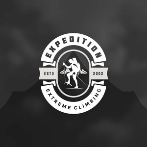户外冒险探险登山者男子剪影衬衫打印邮票. 老式排版徽章设计.照片