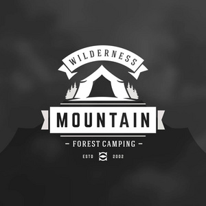 户外探险休闲营地帐篷剪影衬衫印花邮票. 老式排版徽章设计.照片