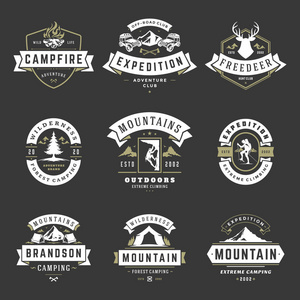 野营标志模板，矢量设计元素和剪影，设置户外冒险山和森林探险，复古风格的标志和徽章复古插图。