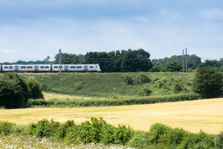 火车在铁路上穿过农村