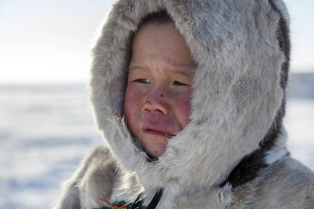 冻原开放区男孩遥望寒冷的冬天天气男孩穿着国服悲伤的样子