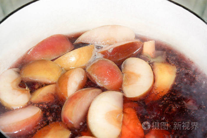 煮沸的康普特用一壶苹果和黑醋栗煮熟。 背景食品和饮料