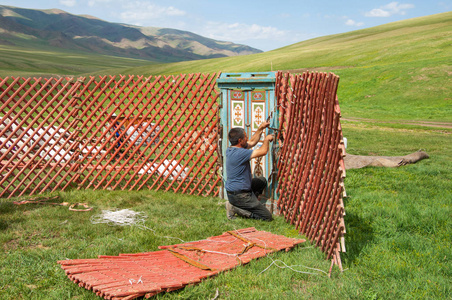 哈萨克斯坦于2014年7月建造了蒙古包。 蒙古哈萨克斯坦和土耳其游牧民族使用的可折叠框架上的毛毡或皮的圆形帐篷。