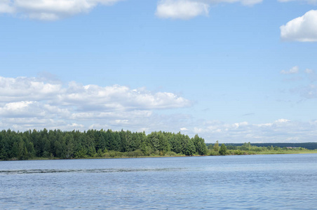 一条巨大的天然水流在一条河中流向大海,湖泊或其他这样的溪流.照片