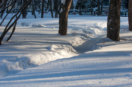 纹理背景图案。 雪中的脚印。 霜很冷。 白色的雪毯在地上。 大气中的水蒸气在冰晶中结冰，落入浅白色薄片