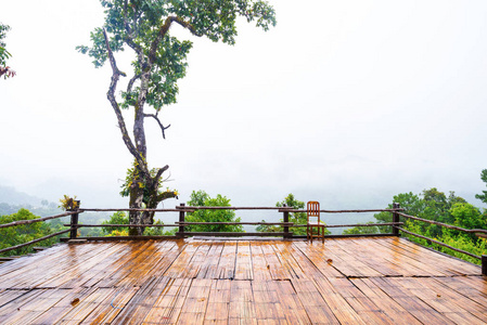 亚洲天井和椅子木山景多里黄，，，泰国，雨后有雾，浮上绿林，山林，空气，清新空气，景观，自然的概念