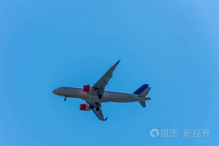 飞机在土耳其安塔利亚市上空盘旋